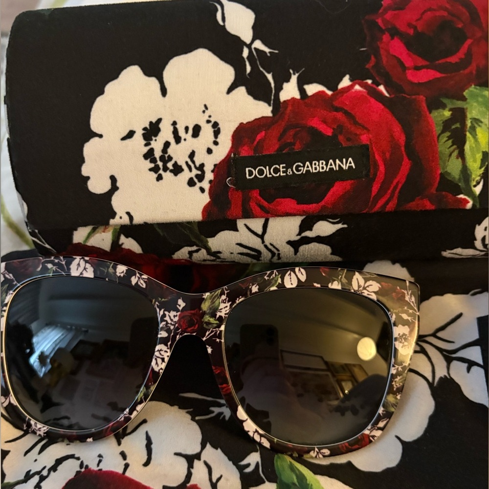 Dolce &
Gabbana sunglasses
Brocade print